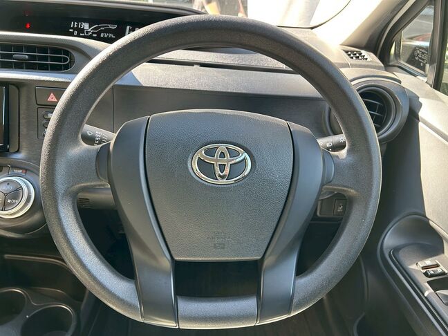 握りやすいハンドル！運転がスムーズに行えます。落ち着いた内装色！ドライブが楽しくなる空間です。【アクア】